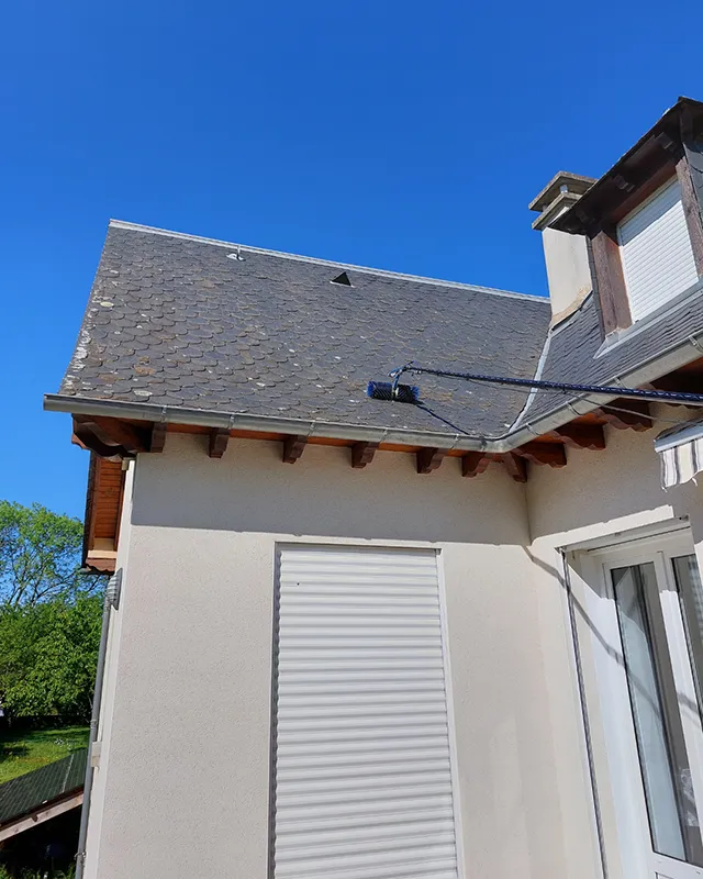 Nettoyage et démoussage de toiture par Aveyrown en Aveyron