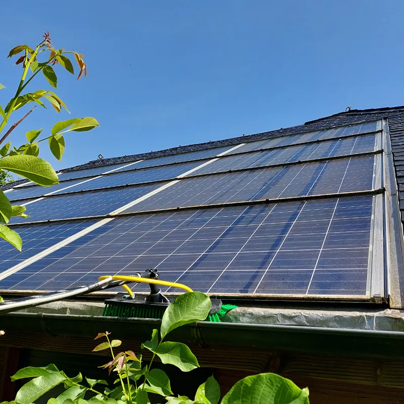 Nettoyage de panneaux solaires pour optimiser la production énergétique en Aveyron